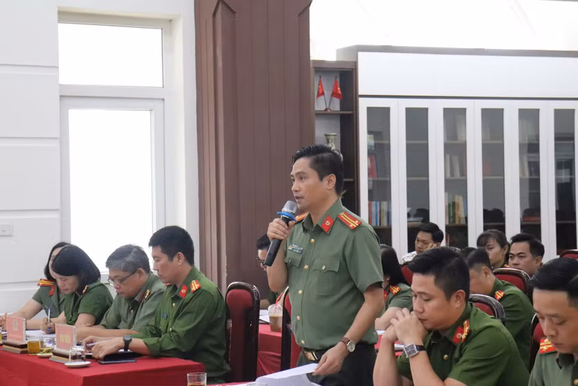 Chỉ huy Đội Chính trị hậu cần giải đáp câu hỏi về lĩnh vực phụ trách Chỉ huy Đội Chính trị hậu cần giải đáp câu hỏi về lĩnh vực phụ trách