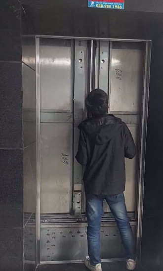 Bảo vệ chung cư phá cửa thang máy cho người dân thoát ra ngoài Bảo vệ chung cư phá cửa thang máy cho người dân thoát ra ngoài