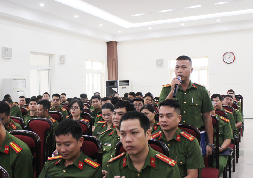 Cán bộ chiến sỹ đặt câu hỏi liên quan đến lĩnh vực công tác