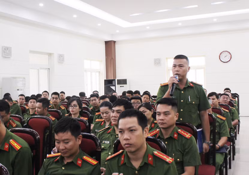 Cán bộ chiến sỹ đặt câu hỏi liên quan đến lĩnh vực công tác Cán bộ chiến sỹ đặt câu hỏi liên quan đến lĩnh vực công tác