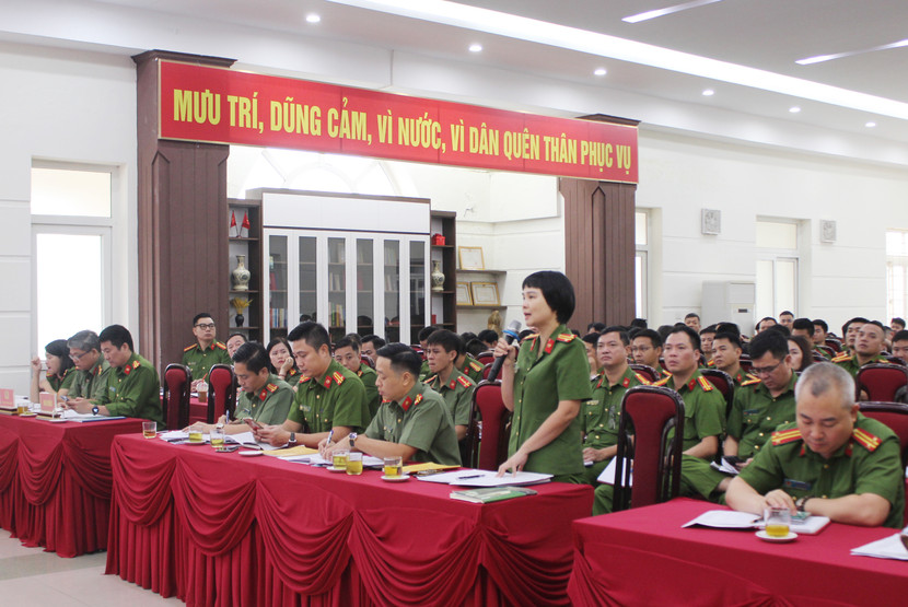 Chỉ huy Đội Điều tra tổng hợp trả lời câu hỏi của CBCS tại hội nghị