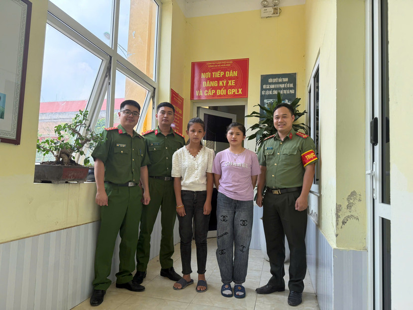 Chị Thanh (áo tím) đến Công an xã Hoài Đức đón em gái Hoàng Thị Minh