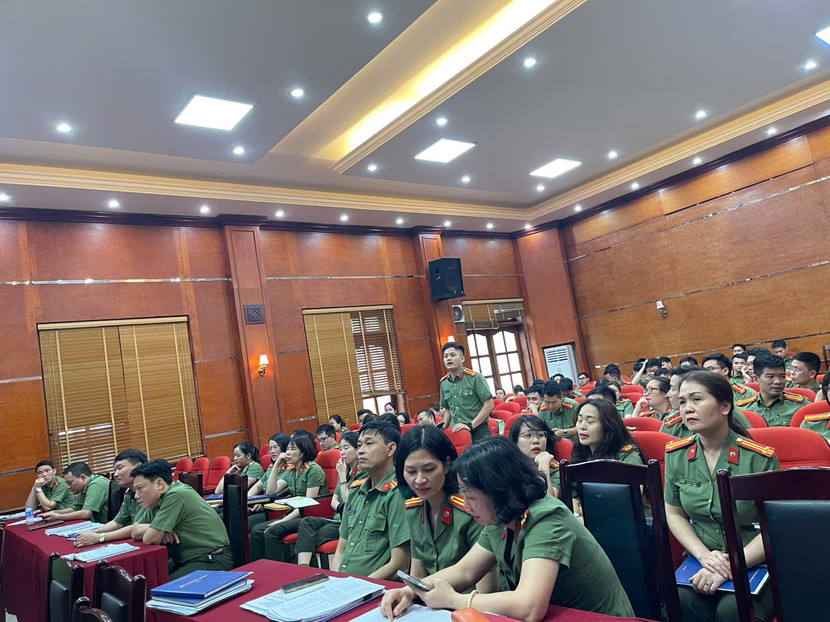 CBCS đặt câu hỏi với báo cáo viên tại Hội nghị tập huấn