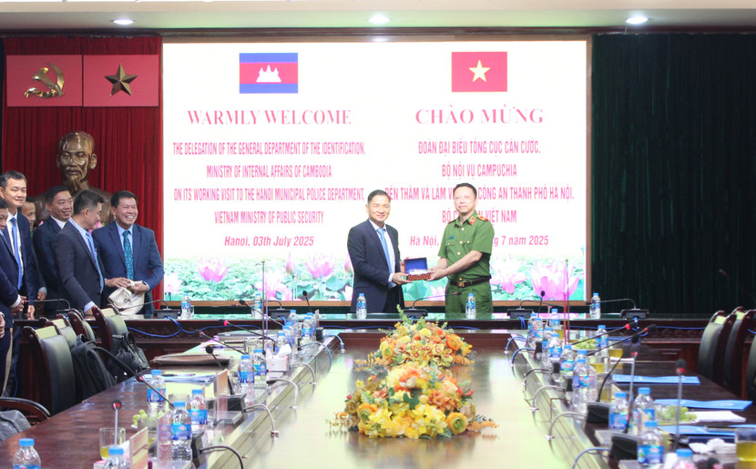 Đoàn đại biểu Tổng cục Căn cước (Bộ Nội vụ) Campuchia tặng quà CATP Hà Nội Đoàn đại biểu Tổng cục Căn cước (Bộ Nội vụ) Campuchia tặng quà CATP Hà Nội