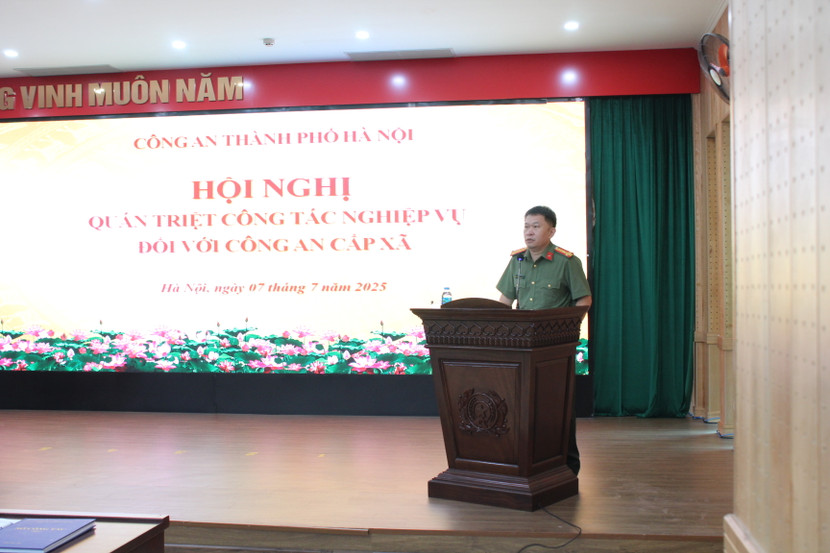 Chỉ huy Phòng Hậu cần trả lời ý kiến của Công an cấp xã tại hội nghị