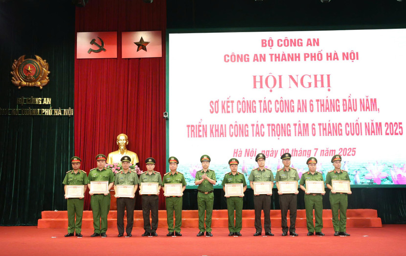 Thiếu tướng Nguyễn Hồng Ky, Phó Giám đốc CATP Hà Nội trao Danh hiệu Chiến sỹ Thi đua toàn lực lượng CAND cho các cá nhân