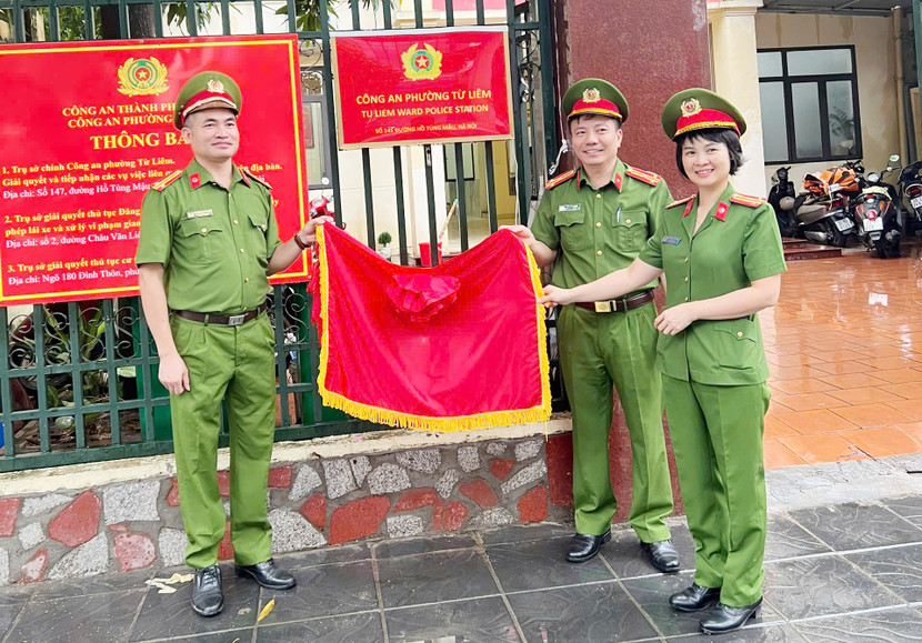 Ban chỉ huy Công an phường Từ Liêm gắn biển Công an phường