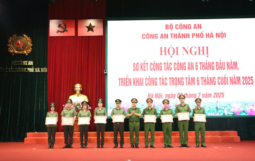 Thiếu tướng Dương Đức Hải, Phó Giám đốc CATP Hà Nội trao Bằng khen của Bộ trưởng Bộ Công an cho các tập thể, cá nhân