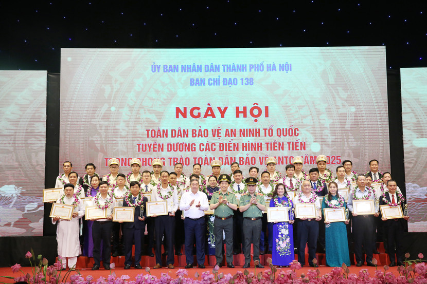 Thượng tướng Lê Văn Tuyến,Thứ trưởng Bộ Công an; Phó Chủ tịch Thường trực UBND TP Hà Nội Lê Hồng Sơn; Trung tướng Nguyễn Thanh Tùng, Giám đốc Công an thành phố Hà Nội trao Giấy chứng nhận, biểu trưng tặng 39 gương điển hình tiên tiến trong Phong trào toàn dân bảo vệ an ninh Tổ quốc Thượng tướng Lê Văn Tuyến,Thứ trưởng Bộ Công an; Phó Chủ tịch Thường trực UBND TP Hà Nội Lê Hồng Sơn; Trung tướng Nguyễn Thanh Tùng, Giám đốc Công an thành phố Hà Nội trao Giấy chứng nhận, biểu trưng tặng 39 gương điển hình tiên tiến trong Phong trào toàn dân bảo vệ an ninh Tổ quốc