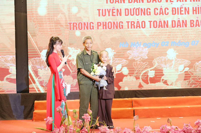 Chú tiếu gửi tặng bó hoa tươi thắm tới ông Trần Văn Huyến, người đã cứu mình trong cơn bão Yagi