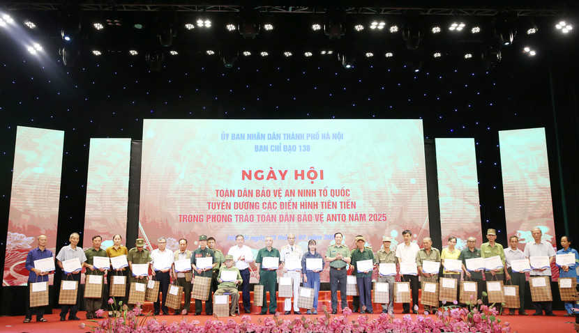 Thượng tướng Lê Văn Tuyến và đồng chí Lê Hồng Sơn trao quà tặng các cá nhân, gia đình chính sách, hoàn cảnh khó khăn thuộc lực lượng bảo vệ an ninh trật tự ở cơ sở Thượng tướng Lê Văn Tuyến và đồng chí Lê Hồng Sơn trao quà tặng các cá nhân, gia đình chính sách, hoàn cảnh khó khăn thuộc lực lượng bảo vệ an ninh trật tự ở cơ sở