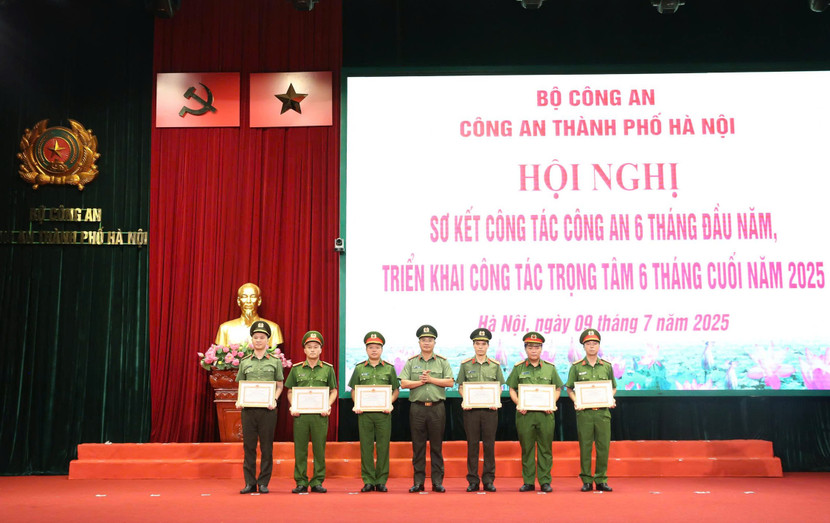 Đại tá Nguyễn Thành Long, Phó Giám đốc CATP Hà Nội trao Bằng khen của Chủ tịch UBND TP cho các tập thể, cá nhân