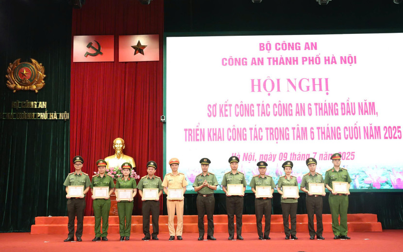 Đại tá Nguyễn Ngọc Quyền, Phó Giám đốc CATP Hà Nội trao Giấy khen của Giám đốc CATP cho các tập thể, cá nhân