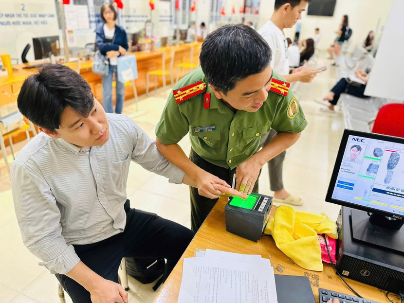 Đại tá Nguyễn Hữu Khánh, Trưởng phòng Quản lý xuất nhập cảnh trực tiếp thu nhận hồ sơ định danh điện tử mức 2 cho người nước ngoài Đại tá Nguyễn Hữu Khánh, Trưởng phòng Quản lý xuất nhập cảnh trực tiếp thu nhận hồ sơ định danh điện tử mức 2 cho người nước ngoài