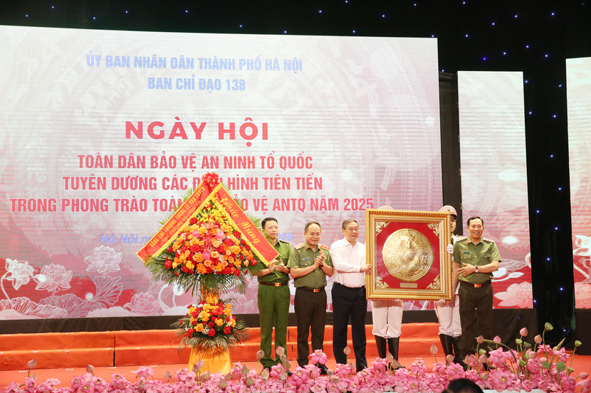 Lãnh đạo Bộ Công an tặng quà Ban Chỉ đạo 138 TP Hà Nội Lãnh đạo Bộ Công an tặng quà Ban Chỉ đạo 138 TP Hà Nội