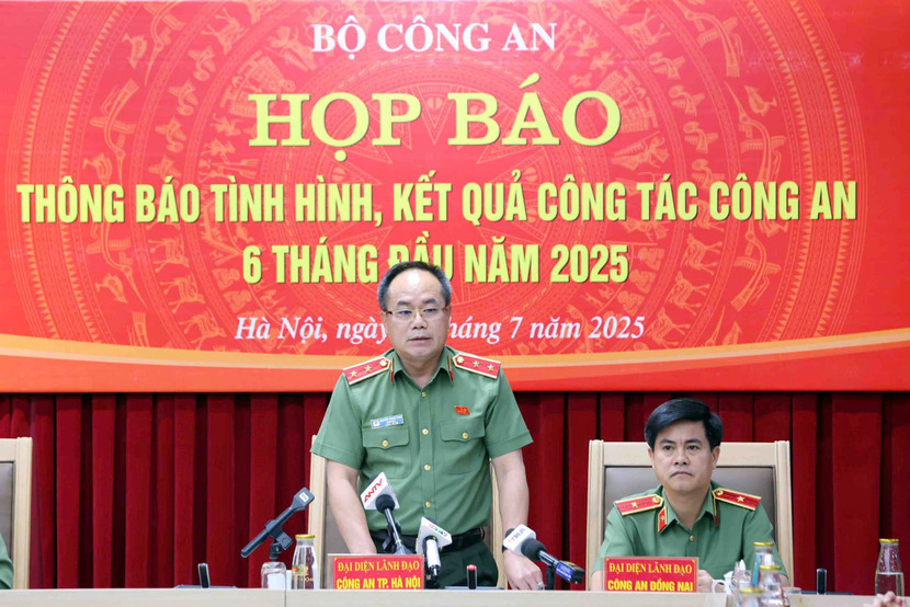 Trung tướng Nguyễn Thanh Tùng - Giám đốc CATP Hà Nội trao đổi tại họp báo Trung tướng Nguyễn Thanh Tùng - Giám đốc CATP Hà Nội trao đổi tại họp báo