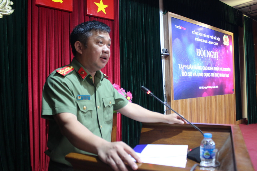 Đại tá Nguyễn Tiến Thắng, Trưởng phòng An ninh Chính trị nội bộ phát biểu khai mạc hội nghị tập huấn