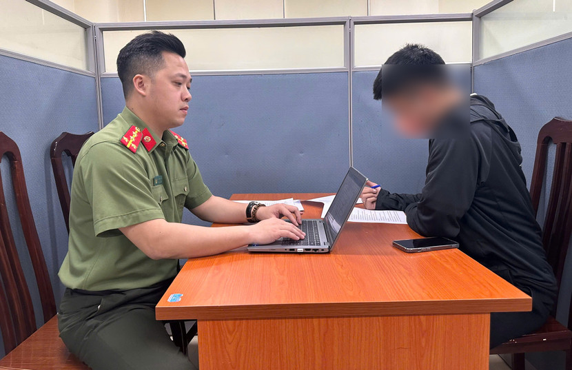 Phòng An ninh mạng phòng chống tội phạm sử dụng công nghệ cao CATP Hà Nội làm việc với đối tượng vi phạm quy định về đăng tải thông tin trên không gian mạng