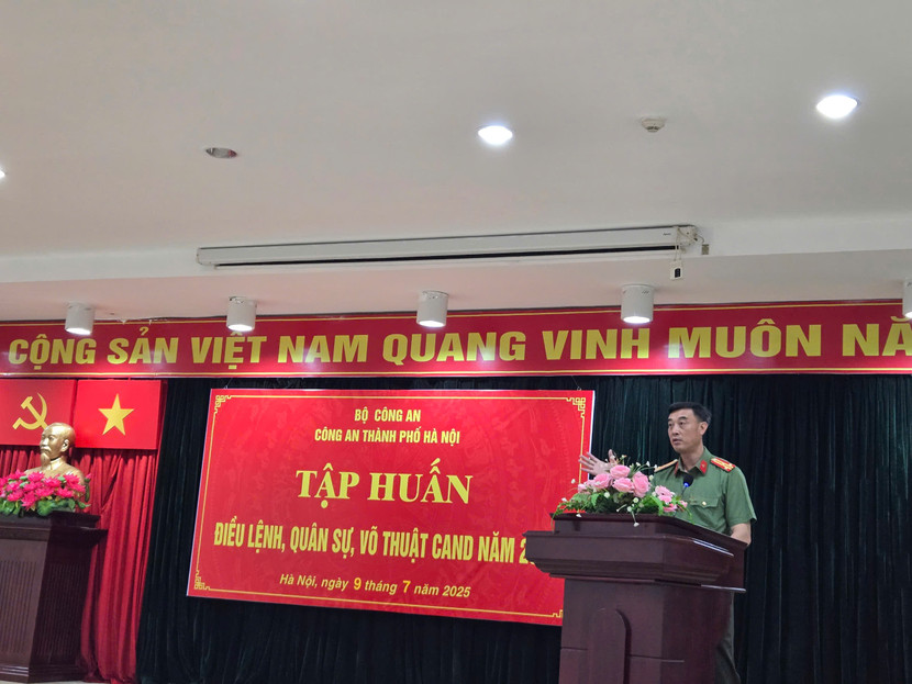 Thượng tá Nguyễn Minh Thành, Phó trưởng Phòng Công tác chính trị phát biểu khai mạc hội nghị tập huấn Thượng tá Nguyễn Minh Thành, Phó trưởng Phòng Công tác chính trị phát biểu khai mạc hội nghị tập huấn