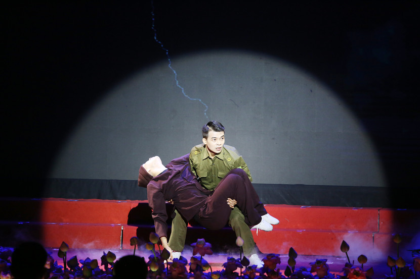 Hình ảnh người cán bộ ANTT ở cơ sở cứu dân trong bão Yagi...