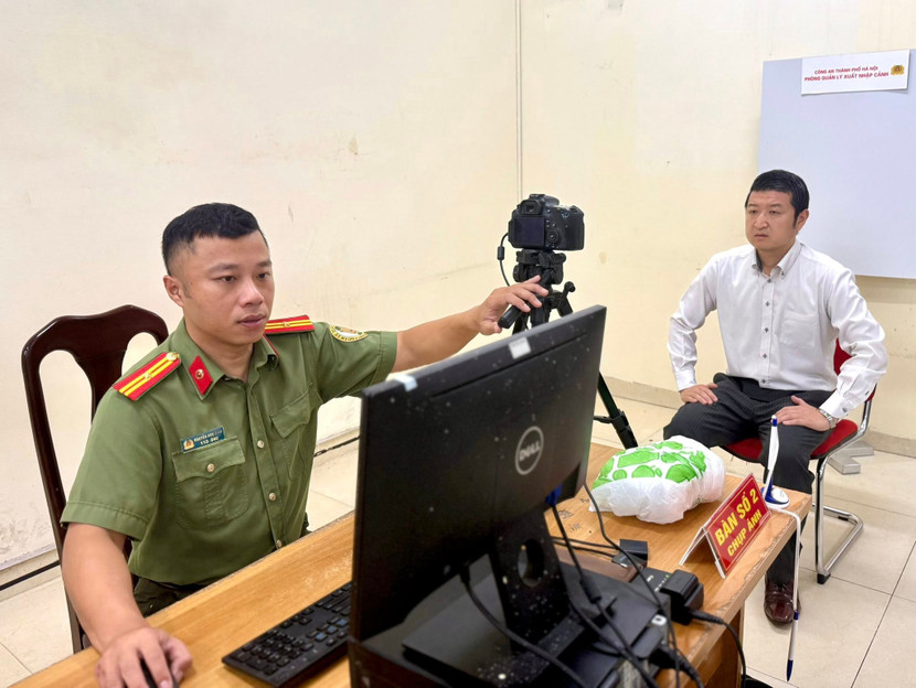 Được cấp định danh điện tử mức 2 sẽ giúp người nước ngoài cư trú hợp pháp trên địa bàn Hà Nội thuận lợi hơn trong các giao dịch qua dịch vụ công Được cấp định danh điện tử mức 2 sẽ giúp người nước ngoài cư trú hợp pháp trên địa bàn Hà Nội thuận lợi hơn trong các giao dịch qua dịch vụ công