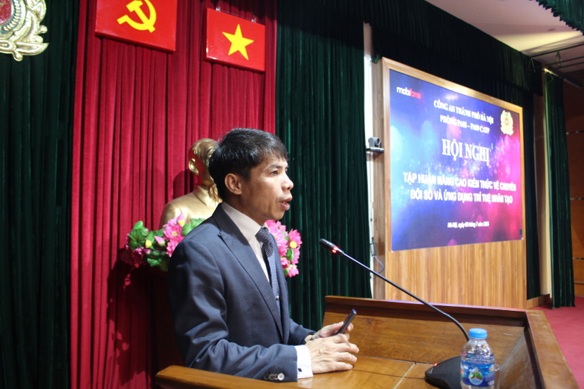 Ông Nguyễn Tuấn Huy, Trưởng ban Chuyển đổi số, Tổng công ty Viễn thông Mobifone trình bày một số nội dung cơ bản về chuyển đổi số và AI