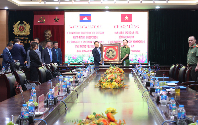 Thay mặt Đảng ủy, Ban Giám đốc CATP Hà Nội, Thiếu tướng Nguyễn Hồng Ky trao quà tặng Đoàn đại biểu Tổng cục Căn cước (Bộ Nội vụ) Campuchia Thay mặt Đảng ủy, Ban Giám đốc CATP Hà Nội, Thiếu tướng Nguyễn Hồng Ky trao quà tặng Đoàn đại biểu Tổng cục Căn cước (Bộ Nội vụ) Campuchia