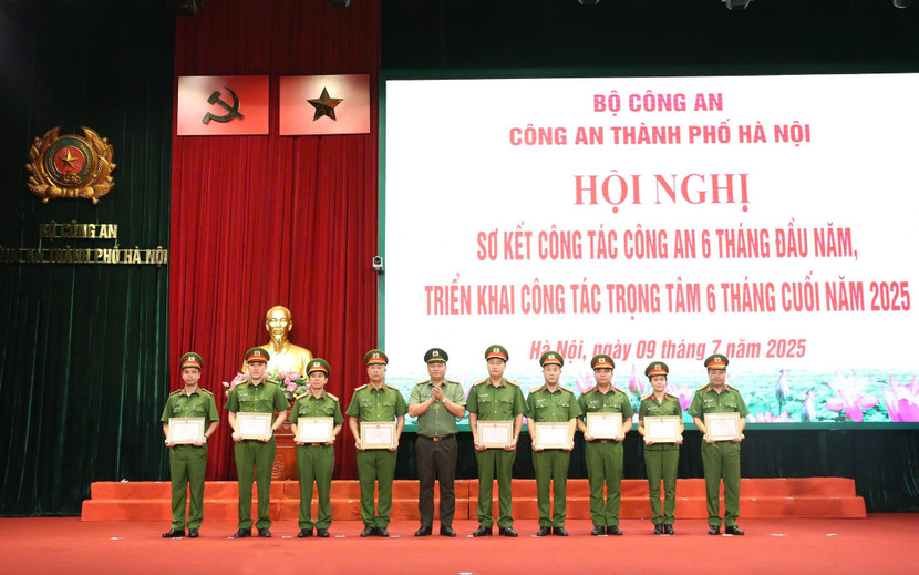 Đại tá Nguyễn Tiến Đạt, Phó Giám đốc CATP Hà Nội trao Giấy khen của Giám đốc CATP cho các tập thể và cá nhân