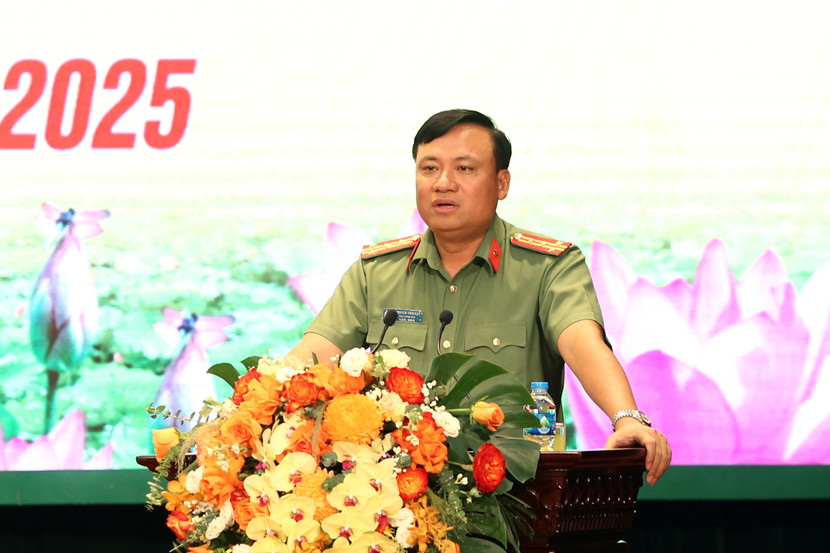 Đại tá Nguyễn Tiến Đạt, Phó Giám đốc CATP Hà Nội phát biểu tại hội nghị