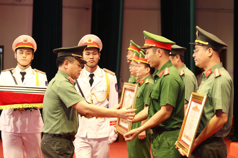Trung tướng Nguyễn Thanh Tùng trao Bằng khen của Thủ tướng Chính phủ cho các cá nhân có thành tích xuất sắc