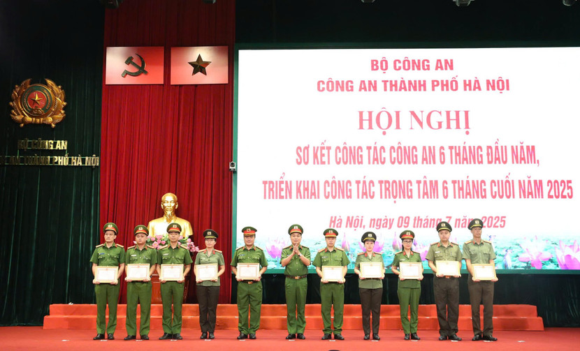 Đại tá Lê Văn Tuân, Phó Giám đốc CATP Hà Nội trao Giấy khen của Giám đốc CATP cho các cá nhân