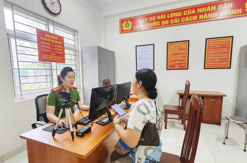 Chị Đào Thị Nguyệt đến trụ sở tiếp dân của Công an phường Từ Liêm thực hiện xác thực định danh mức 2