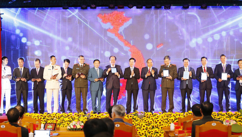 Dưới sự chứng kiến của Thủ tướng Chính phủ và đồng chí Võ Văn Thưởng, đại diện Bộ Công an, các bộ ngành, doanh nghiệp quyết tâm thực hiện 2 hệ thống thành công