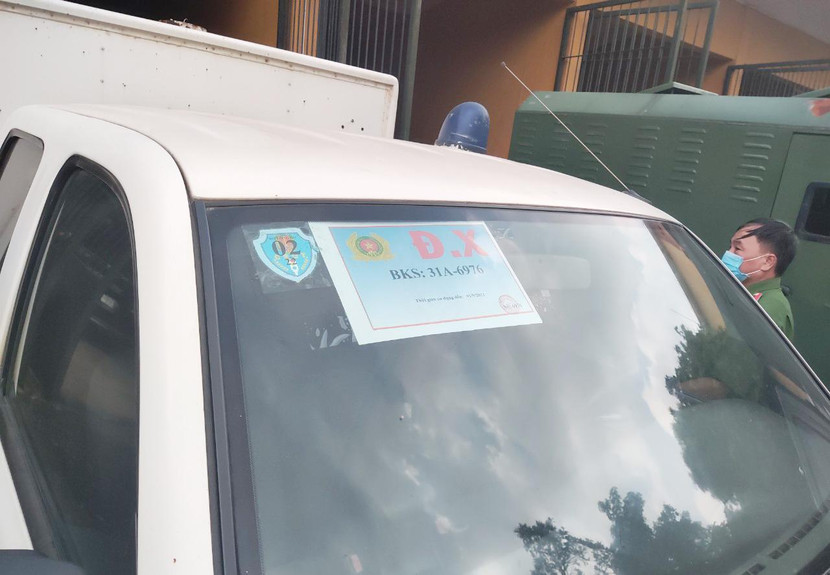 Những chiếc xe có ký hiệu riêng, đưa người được đặc xá về với gia đình