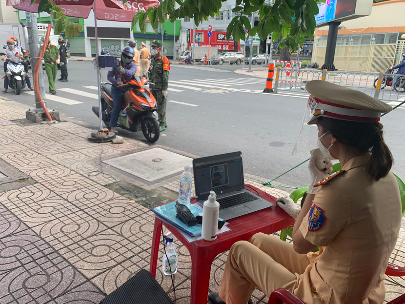 Ngoài quét mã QR, người dân có thể đưa tài liệu, giấy tờ lên camera để cán bộ chốt kiểm tra khi có yêu cầu Ngoài quét mã QR, người dân có thể đưa tài liệu, giấy tờ lên camera để cán bộ chốt kiểm tra khi có yêu cầu