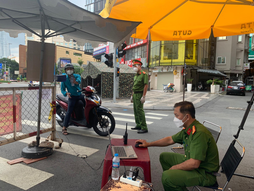 Camera được nối với máy tính tại chốt làm nhiệm vụ Camera được nối với máy tính tại chốt làm nhiệm vụ