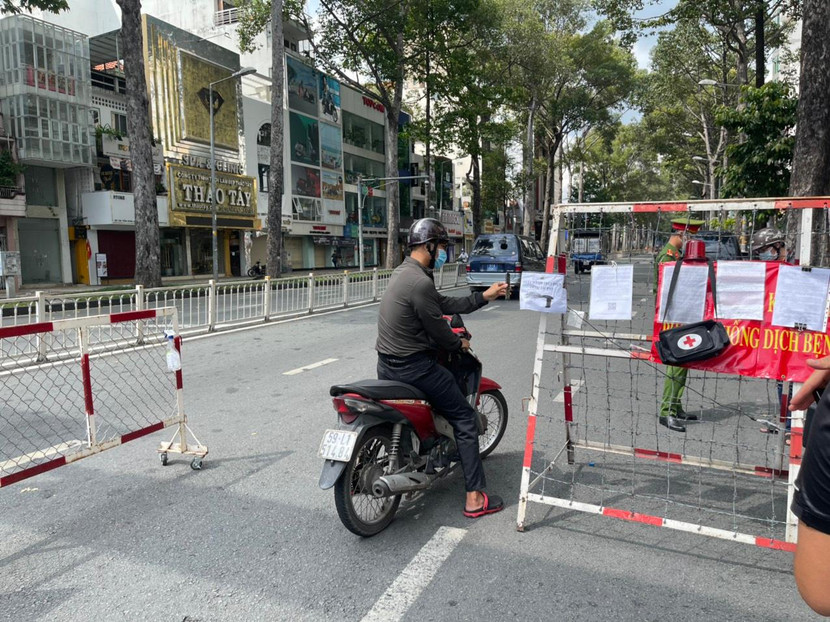 Người dân quét mã QR qua hệ thống camera được lắp đặt tại chốt kiểm soát Người dân quét mã QR qua hệ thống camera được lắp đặt tại chốt kiểm soát