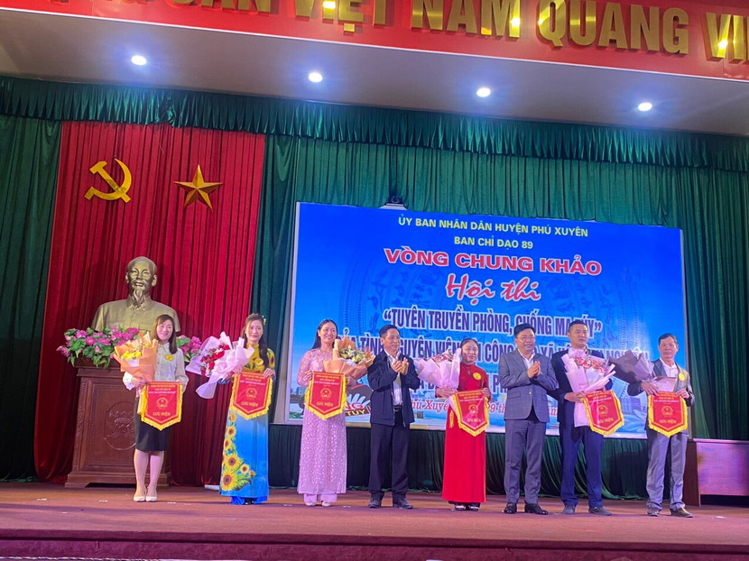 Lãnh đạo huyện Phú Xuyên tặng cờ các đội tham gia hội thi