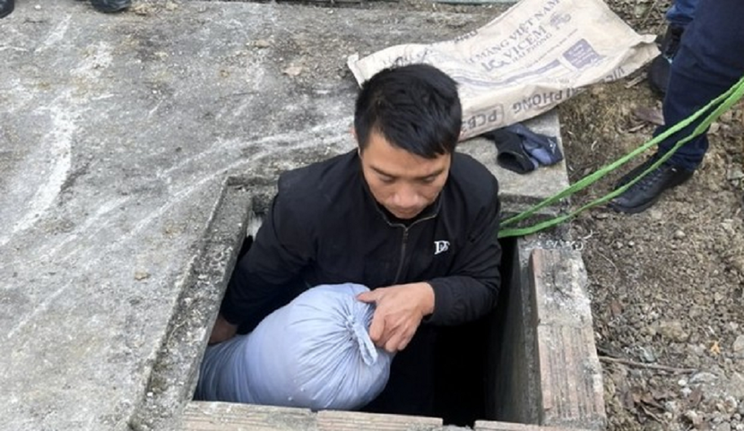 Hình ảnh Bùi Trung Thành thực nghiệm hiện trường vụ phi tang xác người phụ nữ giao gas