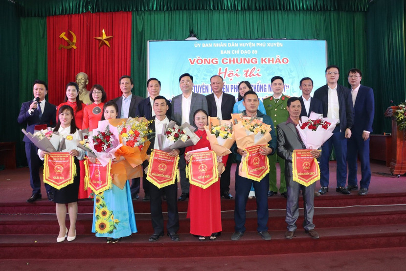 Ban tổ chức trao giải cho các đội thi