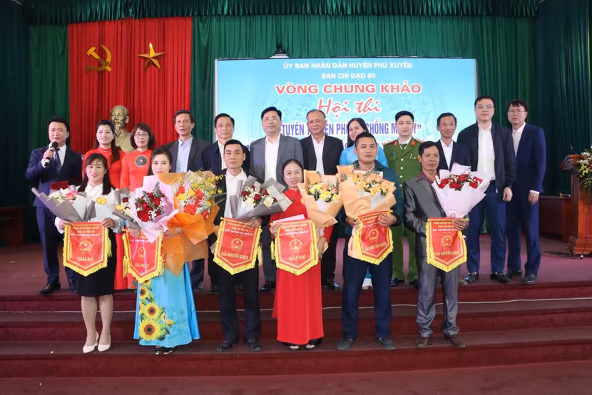 Ban tổ chức trao giải cho các đội thi