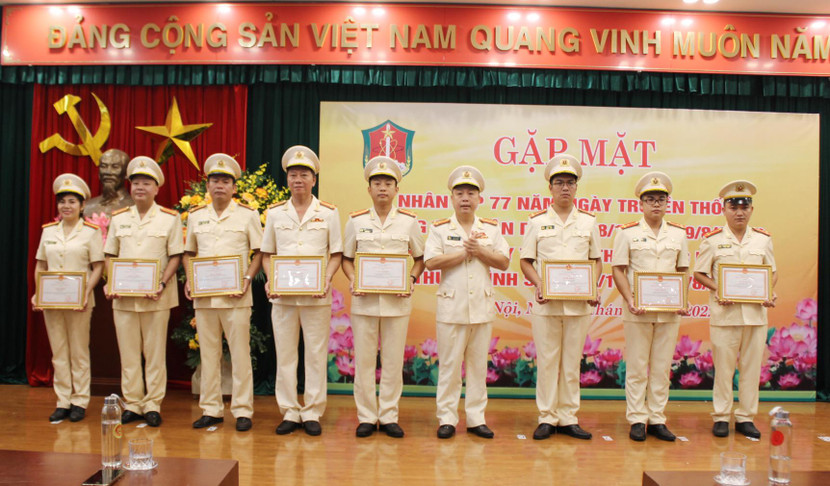 Thượng tá Lê Việt Dũng tặng Giấy khen của Giám đốc CATP Hà Nội cho các tập thể có thành tích xuất sắc Thượng tá Lê Việt Dũng tặng Giấy khen của Giám đốc CATP Hà Nội cho các tập thể có thành tích xuất sắc