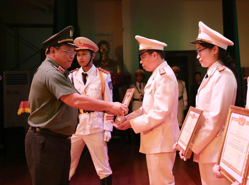 Trung tướng Nguyễn Hải Trung Ủy viên Ban thường vụ Thành ủy, Bí thư Đảng ủy, Giám đốc Công an thành phố Hà Nội trao danh hiệu Chiến sỹ thi đua toàn lực lượng cho CBCS CAQ Bắc Từ Liêm