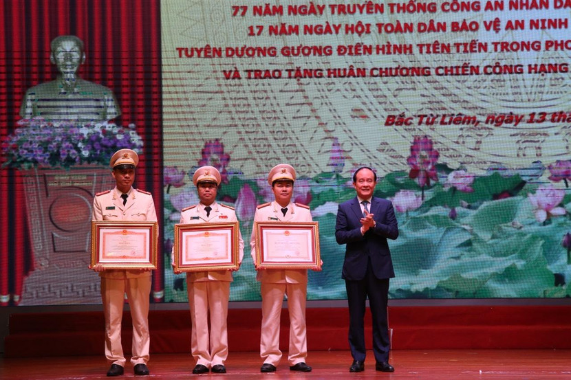 Đồng chí Nguyễn Ngọc Tuấn – Phó Bí thư Thành ủy, Chủ tịch HĐND Thành phố Hà Nội trao khen cho các cá nhân