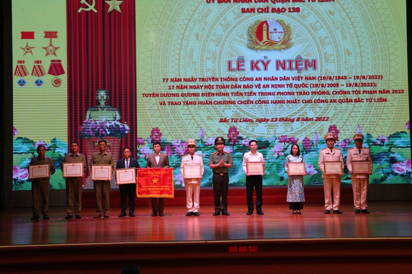 Thiếu tướng Tráng A Tủa – Cục trưởng Cục Xây dựng phong trào bảo vệ an ninh Tổ quốc, Bộ Công an trao khen cho các tập thể và cá nhân