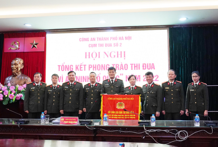 Bàn giao cờ luân lưu cho các đơn vị Cụm trưởng, Cụm phó Cụm thi đua số 2 năm 2023