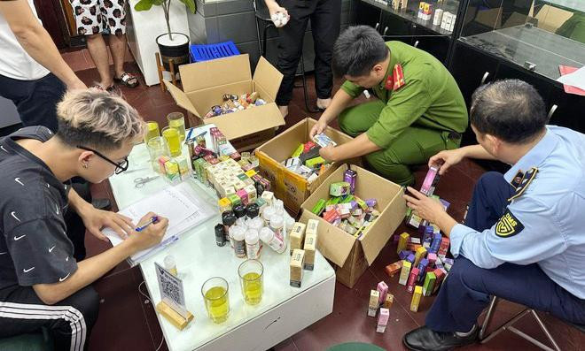 Lực lượng công an phát hiện cửa hàng kinh doanh thuốc lá điện tử và tinh dầu không rõ nguồn gốc, xuất xứ Lực lượng công an phát hiện cửa hàng kinh doanh thuốc lá điện tử và tinh dầu không rõ nguồn gốc, xuất xứ