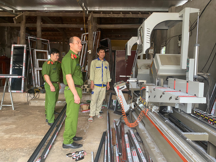 Anh Trung giới thiệu về công việc tại nhà xưởng cho cán bộ Công an huyện