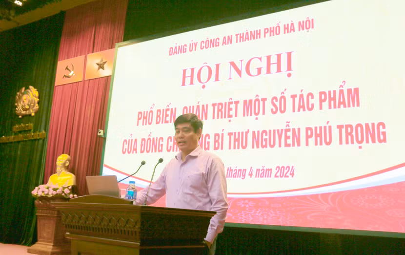 Phó GS.TS Lê Văn Cường, Phó Viện trưởng Viện Xây dựng Đảng, Học viện chính trị quốc gia Hồ Chí Minh truyền đạt những nội dung trong 2 tác phẩm của đồng chí Tổng Bí thư Nguyễn Phú Trọng