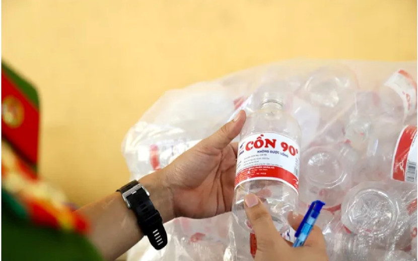 Lực lượng chức năng kiểm tra sản phẩm cồn giả